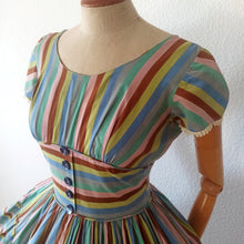 Charger l'image dans la galerie, 1950s - Jean Leslie Jrs., USA - Sweet Colors Striped Cotton Dress - W27 (68cm)