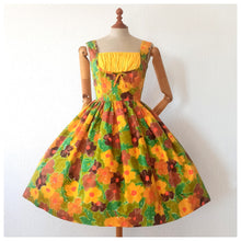 Charger l'image dans la galerie, 1950s - Stunning Abstract Floral Cotton Dress - W27.5 (68cm)