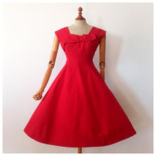 Charger l'image dans la galerie, 1950s - Stunning Lipstick Red Cotton Dress - W25 (64cm)
