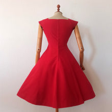 Charger l'image dans la galerie, 1950s - Stunning Lipstick Red Cotton Dress - W25 (64cm)