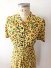 Load image into Gallery viewer, 1940s - Adorable Yellow Floral Rayon Day Dress - W28 (72cm)