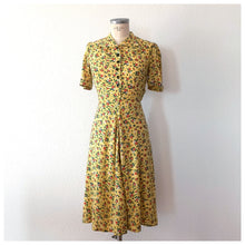 Load image into Gallery viewer, 1940s - Adorable Yellow Floral Rayon Day Dress - W28 (72cm)