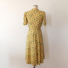 Load image into Gallery viewer, 1940s - Adorable Yellow Floral Rayon Day Dress - W28 (72cm)