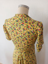 Load image into Gallery viewer, 1940s - Adorable Yellow Floral Rayon Day Dress - W28 (72cm)