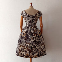 Charger l'image dans la galerie, 1950s - Kay Seliq, New York - Stunning Black Roseprint Dress - W26 (66cm)