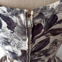 Charger l'image dans la galerie, 1950s - Kay Seliq, New York - Stunning Black Roseprint Dress - W26 (66cm)