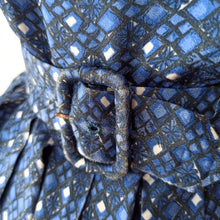 Charger l'image dans la galerie, 1950s - Gorgeous Blue Printed Rayon Belted Dress - W27 (68cm)