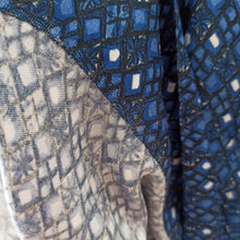 Charger l'image dans la galerie, 1950s - Gorgeous Blue Printed Rayon Belted Dress - W27 (68cm)