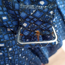 Charger l'image dans la galerie, 1950s - Gorgeous Blue Printed Rayon Belted Dress - W27 (68cm)