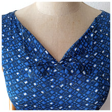 Charger l'image dans la galerie, 1950s - Gorgeous Blue Printed Rayon Belted Dress - W27 (68cm)