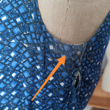 Charger l'image dans la galerie, 1950s - Gorgeous Blue Printed Rayon Belted Dress - W27 (68cm)
