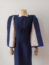 Laden Sie das Bild in den Galerie-Viewer, 1960s - PARIS - Elegant 2pc Removable Collar Jacket & Dress Set - W30 (76cm)