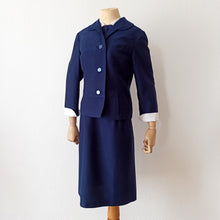 Laden Sie das Bild in den Galerie-Viewer, 1960s - PARIS - Elegant 2pc Removable Collar Jacket & Dress Set - W30 (76cm)