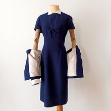 Laden Sie das Bild in den Galerie-Viewer, 1960s - PARIS - Elegant 2pc Removable Collar Jacket & Dress Set - W30 (76cm)