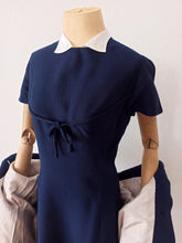 Laden Sie das Bild in den Galerie-Viewer, 1960s - PARIS - Elegant 2pc Removable Collar Jacket & Dress Set - W30 (76cm)