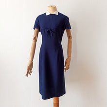 Laden Sie das Bild in den Galerie-Viewer, 1960s - PARIS - Elegant 2pc Removable Collar Jacket & Dress Set - W30 (76cm)