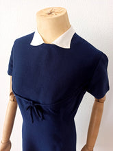 Laden Sie das Bild in den Galerie-Viewer, 1960s - PARIS - Elegant 2pc Removable Collar Jacket & Dress Set - W30 (76cm)