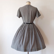 Charger l'image dans la galerie, 1950s - Adorable Black & White Vichy Cotton Dress - W28.5 (72cm)