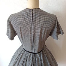 Charger l'image dans la galerie, 1950s - Adorable Black & White Vichy Cotton Dress - W28.5 (72cm)