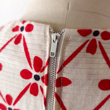 Charger l'image dans la galerie, 1950s - Exquisite Red & White Textured Cotton Dress - W27.5 (70cm)