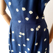 Charger l'image dans la galerie, 1950s 1960s - Elegant 2pc Silk Jacket & Dress Set - W31 (80cm)