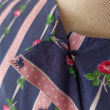 Charger l'image dans la galerie, 1950s - Adorable French Roses & Dots Cotton Dress - W26 (66cm)