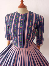 Charger l'image dans la galerie, 1950s - Adorable French Roses & Dots Cotton Dress - W26 (66cm)