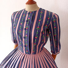 Charger l'image dans la galerie, 1950s - Adorable French Roses & Dots Cotton Dress - W26 (66cm)