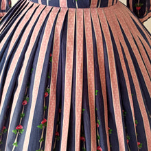 Charger l'image dans la galerie, 1950s - Adorable French Roses & Dots Cotton Dress - W26 (66cm)