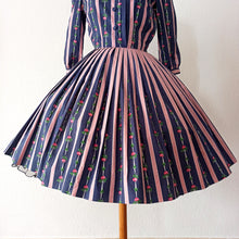 Charger l'image dans la galerie, 1950s - Adorable French Roses & Dots Cotton Dress - W26 (66cm)