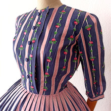 Charger l'image dans la galerie, 1950s - Adorable French Roses & Dots Cotton Dress - W26 (66cm)