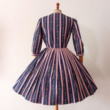 Charger l'image dans la galerie, 1950s - Adorable French Roses & Dots Cotton Dress - W26 (66cm)