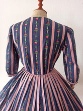 Charger l'image dans la galerie, 1950s - Adorable French Roses & Dots Cotton Dress - W26 (66cm)