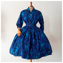 Charger l'image dans la galerie, 1950s - Stunning Abstract Floral Wild Silk Dress - W27 (68cm)