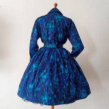Charger l'image dans la galerie, 1950s - Stunning Abstract Floral Wild Silk Dress - W27 (68cm)