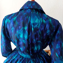 Charger l'image dans la galerie, 1950s - Stunning Abstract Floral Wild Silk Dress - W27 (68cm)