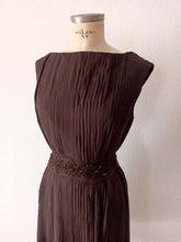 Laden Sie das Bild in den Galerie-Viewer, 1960s - Exquisite Couture Pure Silk Beaded Dress - W27 (68cm)