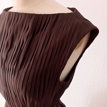 Laden Sie das Bild in den Galerie-Viewer, 1960s - Exquisite Couture Pure Silk Beaded Dress - W27 (68cm)