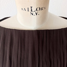 Laden Sie das Bild in den Galerie-Viewer, 1960s - Exquisite Couture Pure Silk Beaded Dress - W27 (68cm)