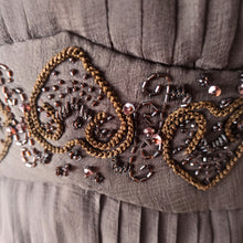 Laden Sie das Bild in den Galerie-Viewer, 1960s - Exquisite Couture Pure Silk Beaded Dress - W27 (68cm)