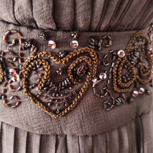 Laden Sie das Bild in den Galerie-Viewer, 1960s - Exquisite Couture Pure Silk Beaded Dress - W27 (68cm)