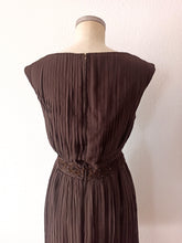 Laden Sie das Bild in den Galerie-Viewer, 1960s - Exquisite Couture Pure Silk Beaded Dress - W27 (68cm)