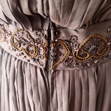 Laden Sie das Bild in den Galerie-Viewer, 1960s - Exquisite Couture Pure Silk Beaded Dress - W27 (68cm)