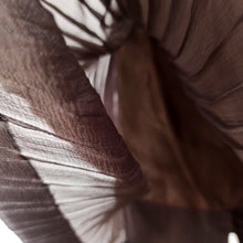 Laden Sie das Bild in den Galerie-Viewer, 1960s - Exquisite Couture Pure Silk Beaded Dress - W27 (68cm)