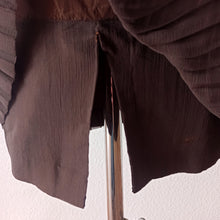 Laden Sie das Bild in den Galerie-Viewer, 1960s - Exquisite Couture Pure Silk Beaded Dress - W27 (68cm)