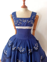 Charger l'image dans la galerie, 1950s - Stunning Blue Embroidery Linen Dress - W27 (68cm)