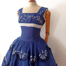 Charger l'image dans la galerie, 1950s - Stunning Blue Embroidery Linen Dress - W27 (68cm)