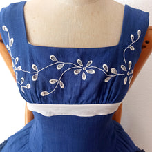 Charger l'image dans la galerie, 1950s - Stunning Blue Embroidery Linen Dress - W27 (68cm)