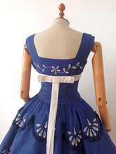 Charger l'image dans la galerie, 1950s - Stunning Blue Embroidery Linen Dress - W27 (68cm)