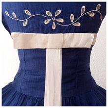 Charger l'image dans la galerie, 1950s - Stunning Blue Embroidery Linen Dress - W27 (68cm)